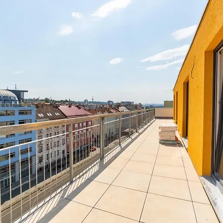 City Center Penthouse: Modern One-Bedroom with Free Parking Prague Exterior photo
