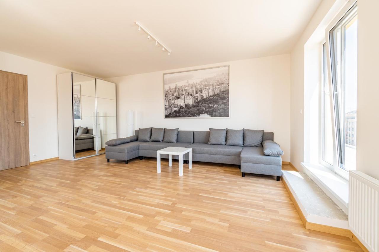 Center Penthouse: Modern One-bedroom With Free Parking