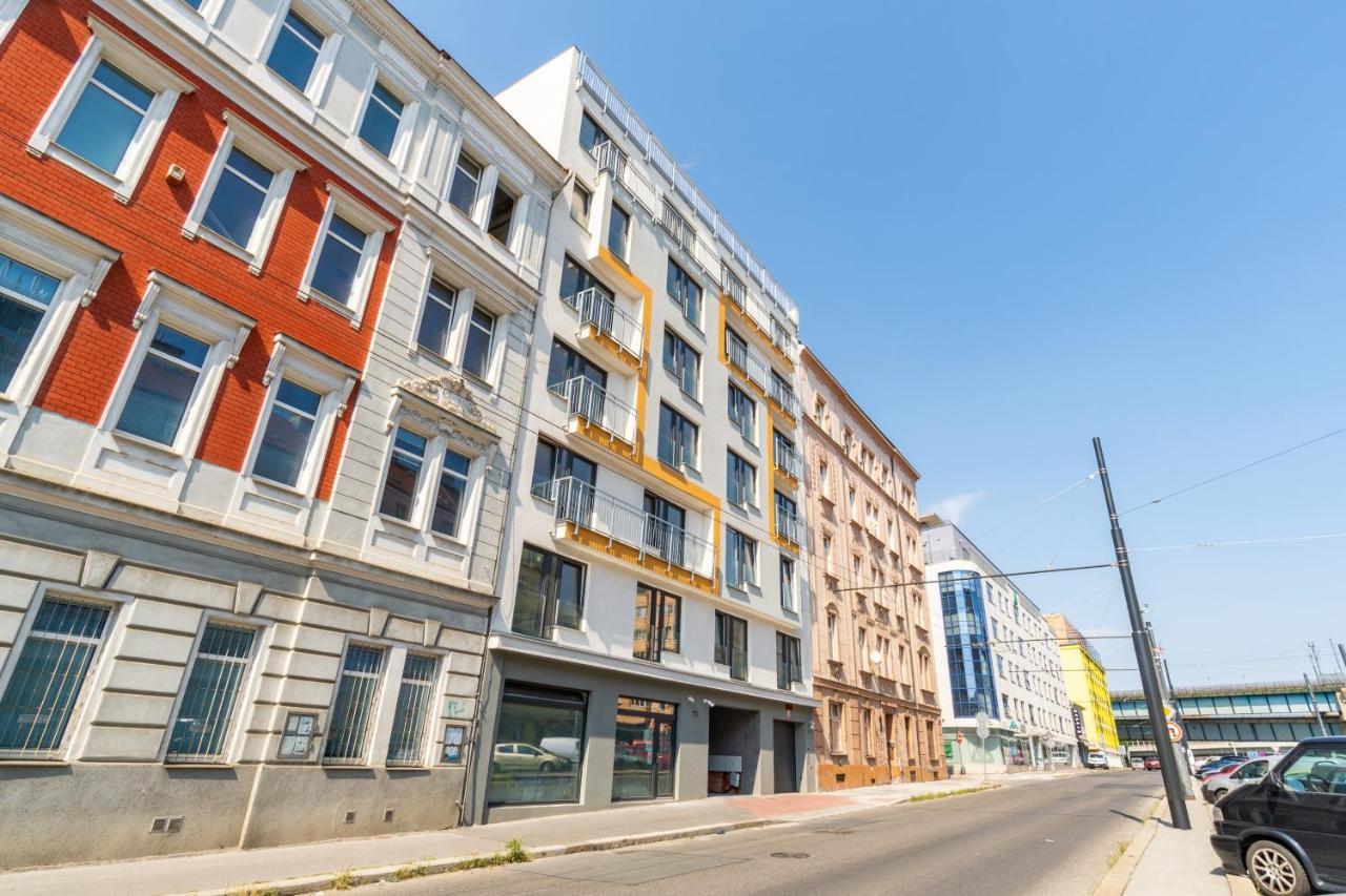 Center Penthouse: Modern One-bedroom With Free Parking Apartment *